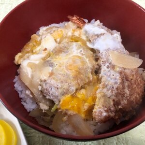 「鎌倉丼のアタマ（エビフライの卵とじ）」